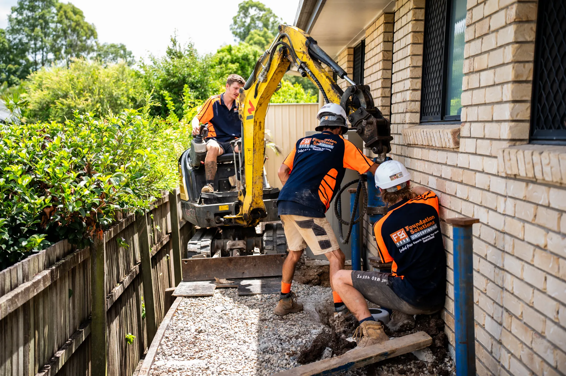 Controlled hydraulic lifting to re-level a home